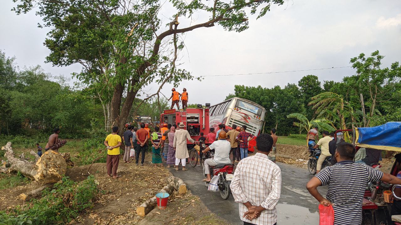 অল্পের জন্য বেঁচে গেল প্রাণ