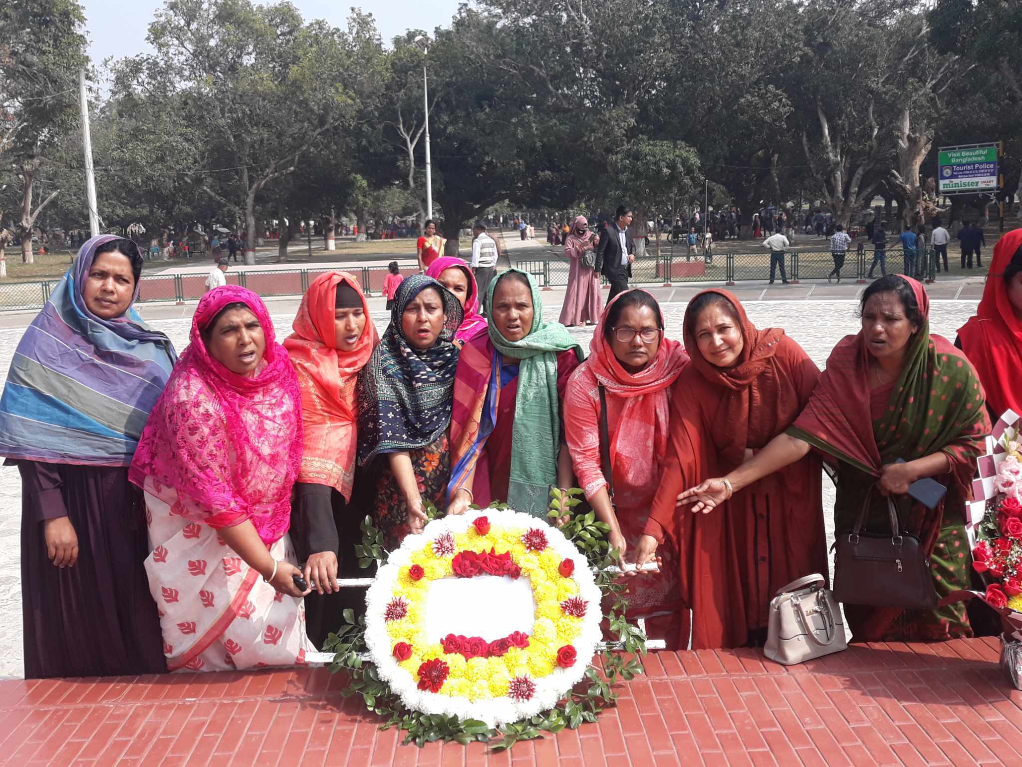 মেহেরপুর সদরের ভারপ্রাপ্ত চেয়ারম্যানের মুজিবনগর স্মৃতিসৌধে পুষ্পমালো অর্পণ